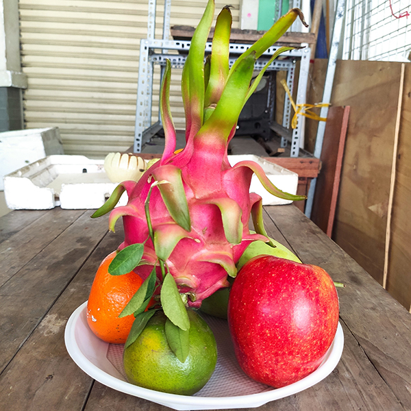 Combo trái cây và hoa mai cam